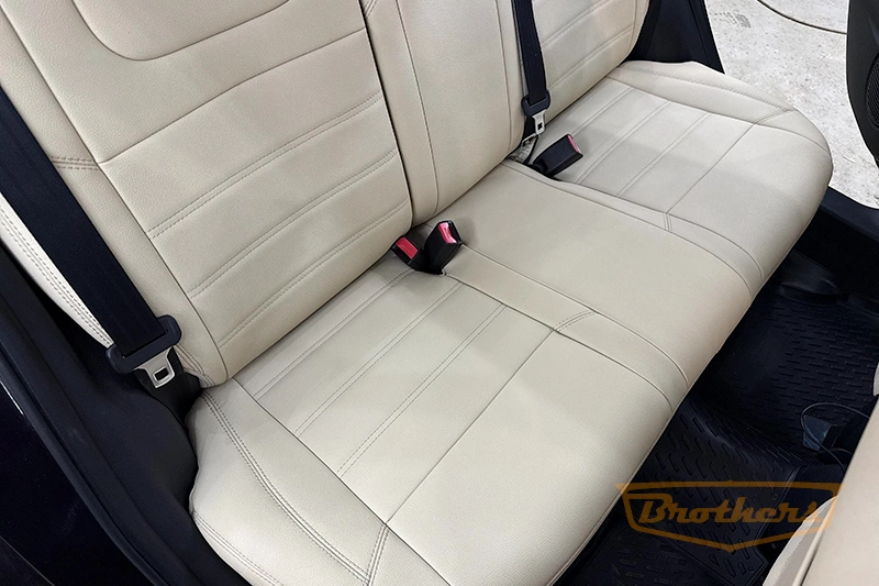 Чехлы на сиденья Mazda 2 (Хэтчбек, 5 дверей) серии "Aurora" (цвет бежевый) - бежевая строчка