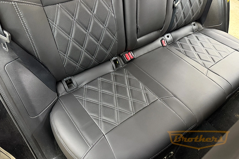 Чехлы на Nissan Qashqai J11 (SE), серии "Premium" с ромбами - серая строчка