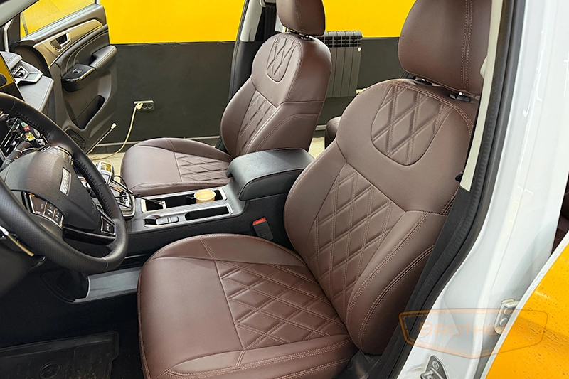 Авточехлы на сиденья Haval M6 II (Хавал М6) серии "Premium" - коричневая строчка, гладкий центр, ромбы Авточехлы на сиденья Haval M6 II (Хавал М6) серии "Premium" - коричневая строчка, гладкий центр, ромбы