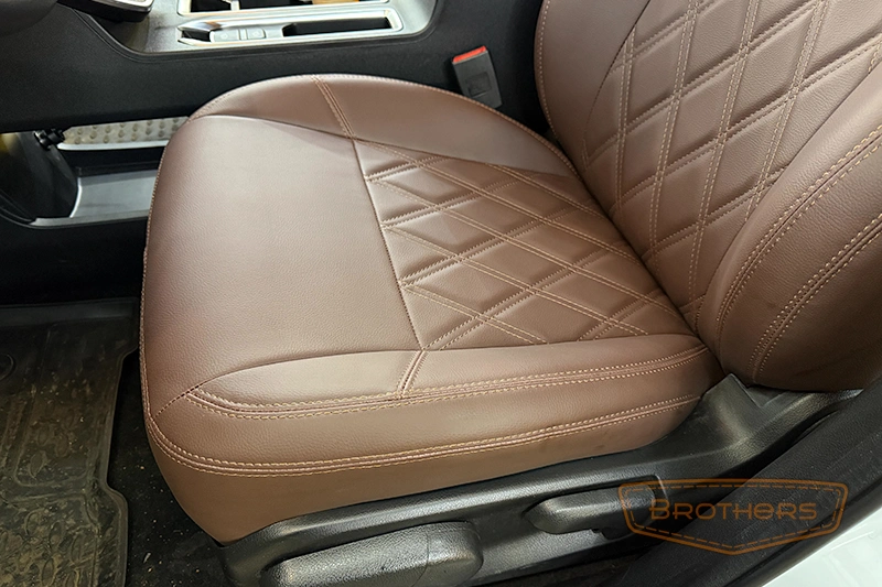 Авточехлы на сиденья Haval M6 II (Хавал М6) серии "Premium" - коричневая строчка, гладкий центр, ромбы Авточехлы на сиденья Haval M6 II (Хавал М6) серии "Premium" - коричневая строчка, гладкий центр, ромбы