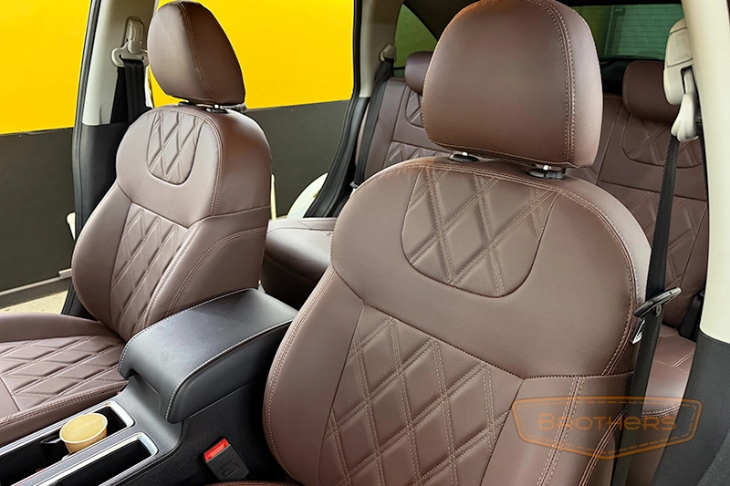 Авточехлы на сиденья Haval M6 II (Хавал М6) серии "Premium" - коричневая строчка, гладкий центр, ромбы Авточехлы на сиденья Haval M6 II (Хавал М6) серии "Premium" - коричневая строчка, гладкий центр, ромбы
