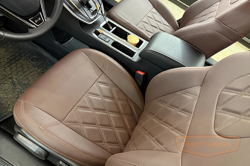 Авточехлы на сиденья Haval M6 II (Хавал М6) серии "Premium" - коричневая строчка, гладкий центр, ромбы Авточехлы на сиденья Haval M6 II (Хавал М6) серии "Premium" - коричневая строчка, гладкий центр, ромбы