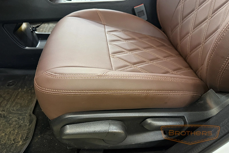 Авточехлы на сиденья Haval M6 II (Хавал М6) серии "Premium" - коричневая строчка, гладкий центр, ромбы Авточехлы на сиденья Haval M6 II (Хавал М6) серии "Premium" - коричневая строчка, гладкий центр, ромбы