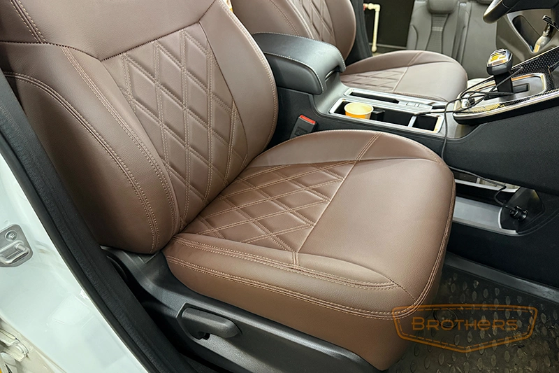 Авточехлы на сиденья Haval M6 II (Хавал М6) серии "Premium" - коричневая строчка, гладкий центр, ромбы Авточехлы на сиденья Haval M6 II (Хавал М6) серии "Premium" - коричневая строчка, гладкий центр, ромбы