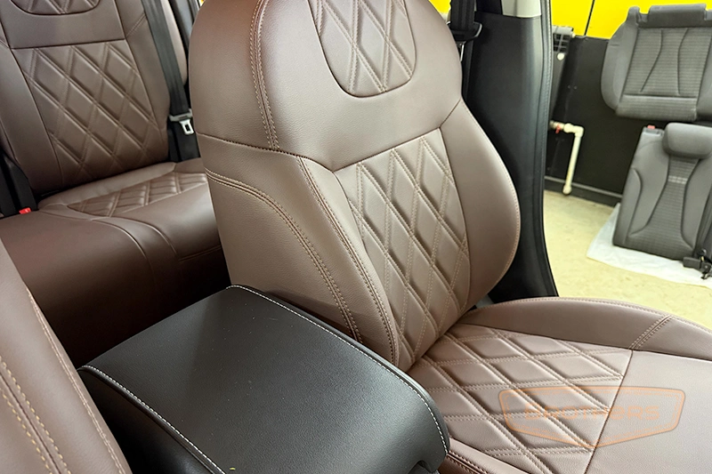 Авточехлы на сиденья Haval M6 II (Хавал М6) серии "Premium" - коричневая строчка, гладкий центр, ромбы Авточехлы на сиденья Haval M6 II (Хавал М6) серии "Premium" - коричневая строчка, гладкий центр, ромбы