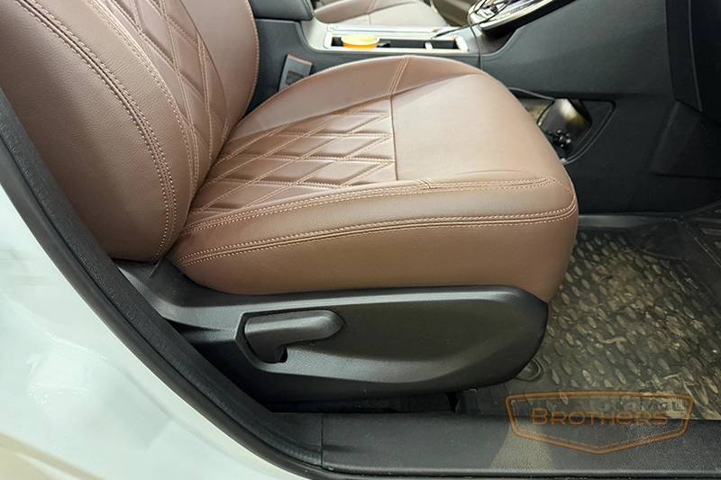 Авточехлы на сиденья Haval M6 II (Хавал М6) серии "Premium" - коричневая строчка, гладкий центр, ромбы Авточехлы на сиденья Haval M6 II (Хавал М6) серии "Premium" - коричневая строчка, гладкий центр, ромбы