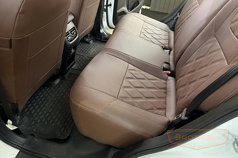 Авточехлы на сиденья Haval M6 II (Хавал М6) серии "Premium" - коричневая строчка, гладкий центр, ромбы Авточехлы на сиденья Haval M6 II (Хавал М6) серии "Premium" - коричневая строчка, гладкий центр, ромбы