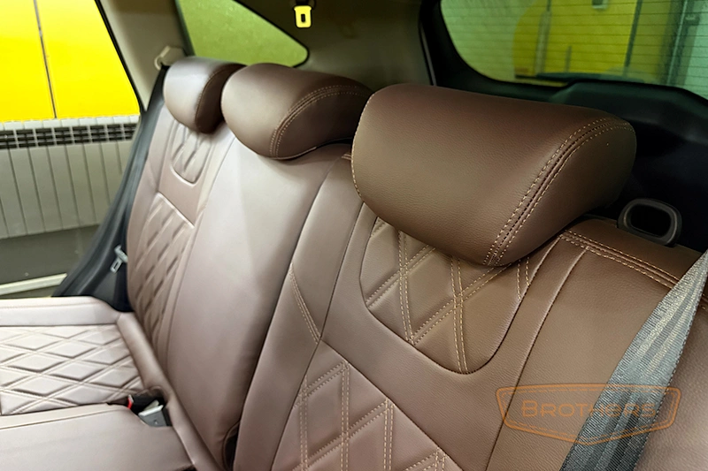 Авточехлы на сиденья Haval M6 II (Хавал М6) серии "Premium" - коричневая строчка, гладкий центр, ромбы Авточехлы на сиденья Haval M6 II (Хавал М6) серии "Premium" - коричневая строчка, гладкий центр, ромбы