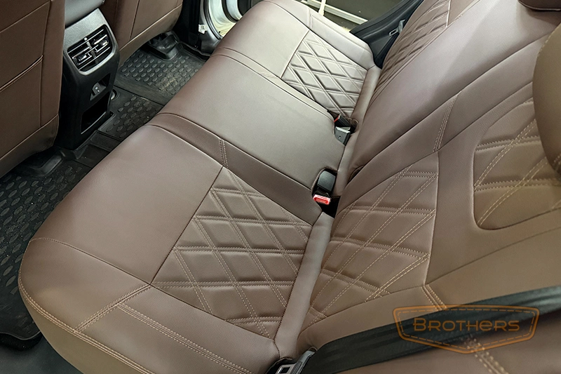 Авточехлы на сиденья Haval M6 II (Хавал М6) серии "Premium" - коричневая строчка, гладкий центр, ромбы Авточехлы на сиденья Haval M6 II (Хавал М6) серии "Premium" - коричневая строчка, гладкий центр, ромбы