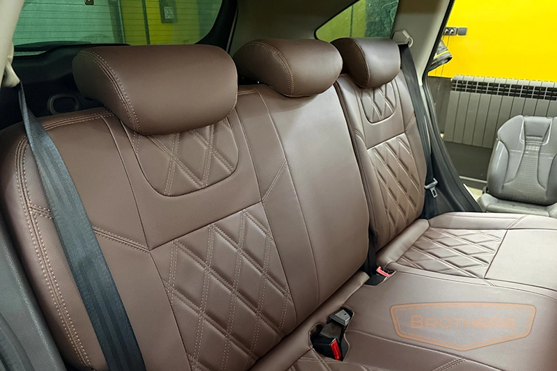 Авточехлы на сиденья Haval M6 II (Хавал М6) серии "Premium" - коричневая строчка, гладкий центр, ромбы Авточехлы на сиденья Haval M6 II (Хавал М6) серии "Premium" - коричневая строчка, гладкий центр, ромбы