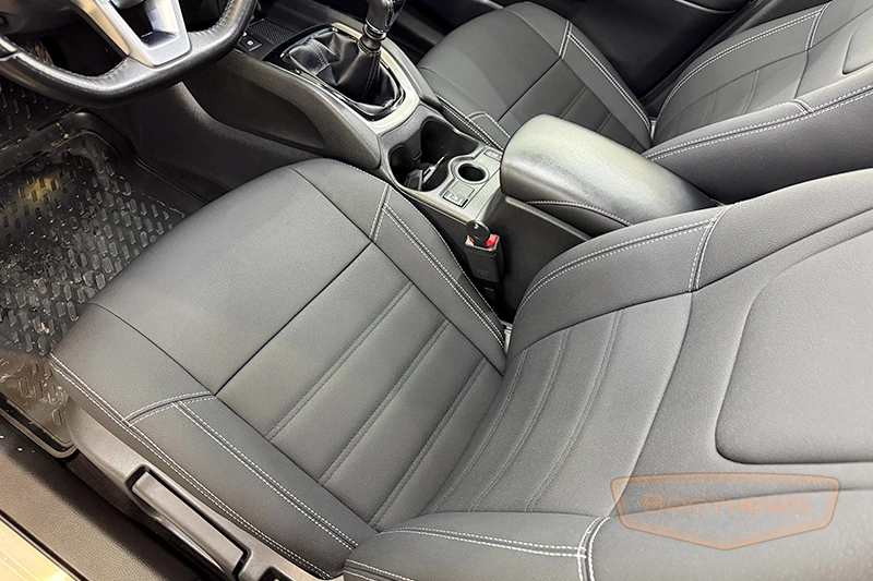 Чехлы для сидений автомобиля Nissan Qashqai J11, серии "Aurora" - серая строчка, гладкий центр