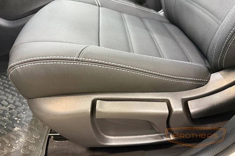 Чехлы для сидений автомобиля Nissan Qashqai J11, серии "Aurora" - серая строчка, гладкий центр