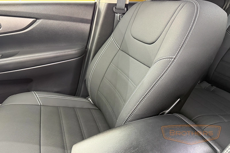 Чехлы для сидений автомобиля Nissan Qashqai J11, серии "Aurora" - серая строчка, гладкий центр