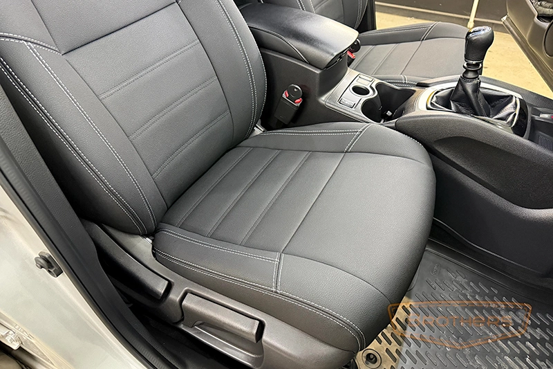 Чехлы для сидений автомобиля Nissan Qashqai J11, серии "Aurora" - серая строчка, гладкий центр