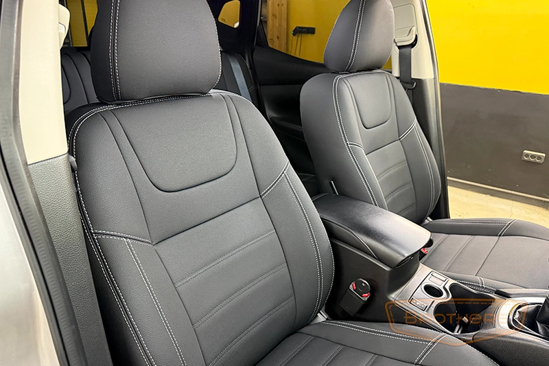 Чехлы для сидений автомобиля Nissan Qashqai J11, серии "Aurora" - серая строчка, гладкий центр