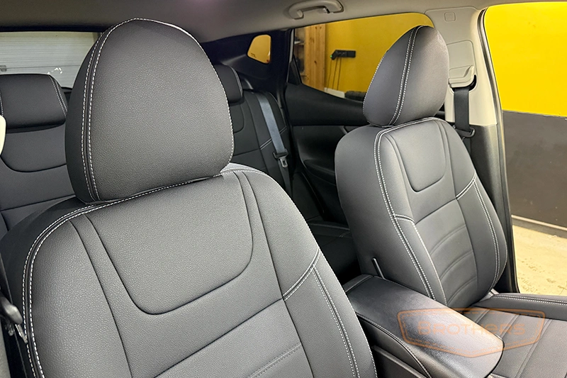 Чехлы для сидений автомобиля Nissan Qashqai J11, серии "Aurora" - серая строчка, гладкий центр