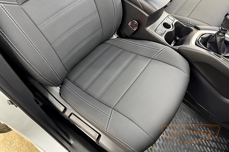 Чехлы для сидений автомобиля Nissan Qashqai J11, серии "Aurora" - серая строчка, гладкий центр