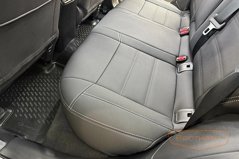 Чехлы для сидений автомобиля Nissan Qashqai J11, серии "Aurora" - серая строчка, гладкий центр