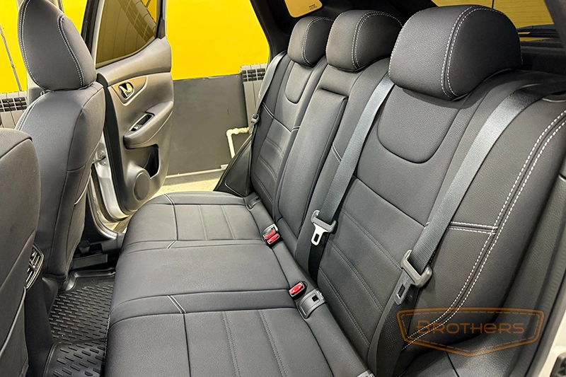 Чехлы для сидений автомобиля Nissan Qashqai J11, серии "Aurora" - серая строчка, гладкий центр