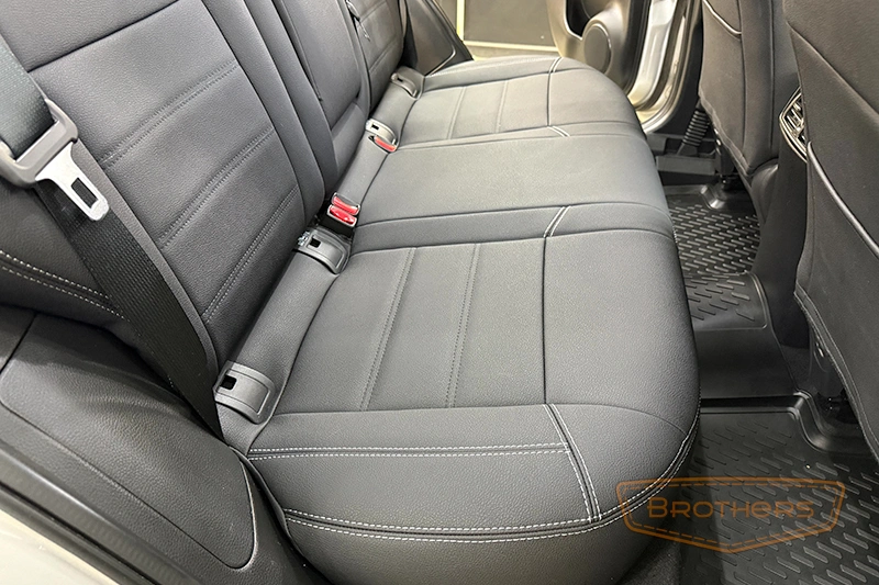 Чехлы для сидений автомобиля Nissan Qashqai J11, серии "Aurora" - серая строчка, гладкий центр