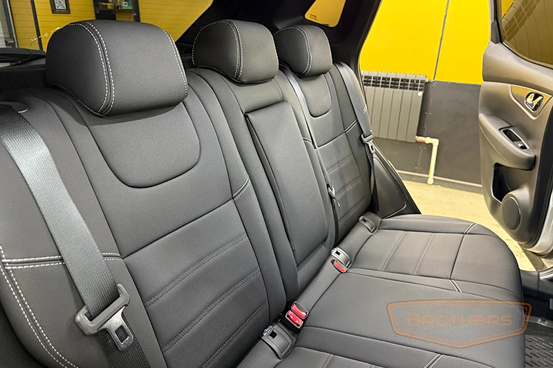 Чехлы для сидений автомобиля Nissan Qashqai J11, серии "Aurora" - серая строчка, гладкий центр