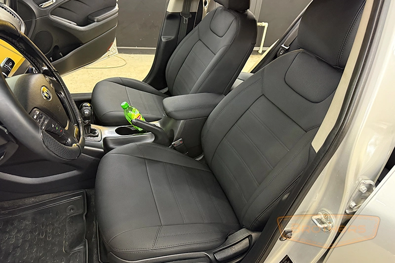 Чехлы на Kia Cerato 3 серии "Aurora" - черная строчка