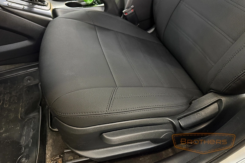 Чехлы на Kia Cerato 3 серии "Aurora" - черная строчка