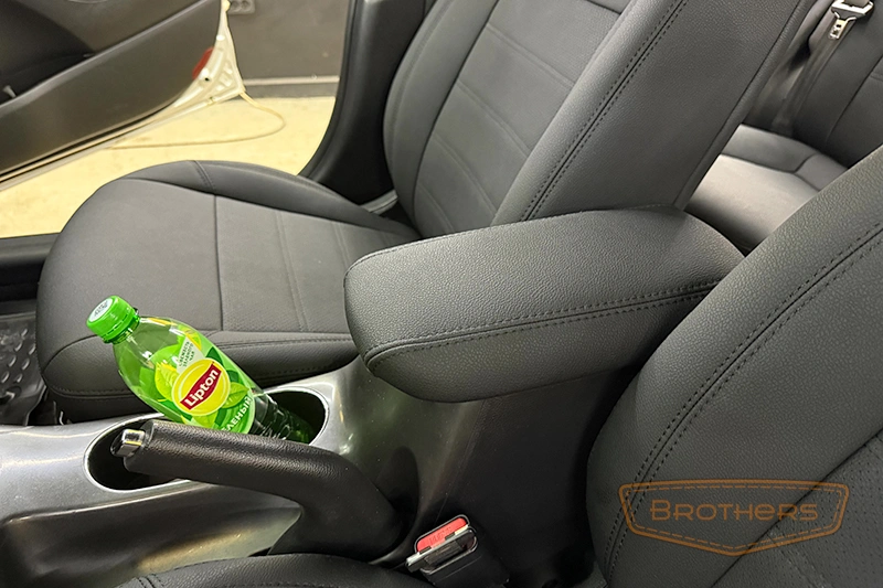 Чехлы на Kia Cerato 3 серии "Aurora" - черная строчка