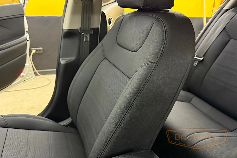 Чехлы на Kia Cerato 3 серии "Aurora" - черная строчка