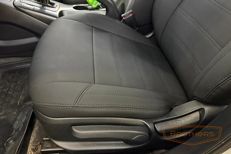 Чехлы на Kia Cerato 3 серии "Aurora" - черная строчка