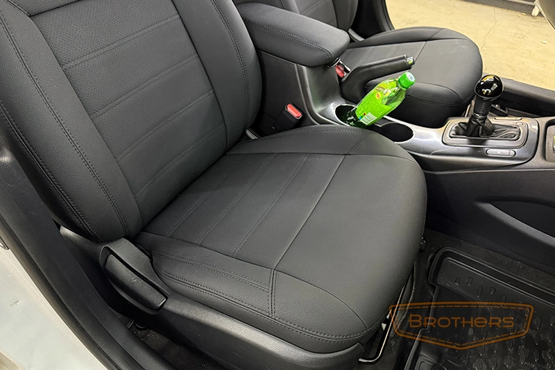 Чехлы на Kia Cerato 3 серии "Aurora" - черная строчка