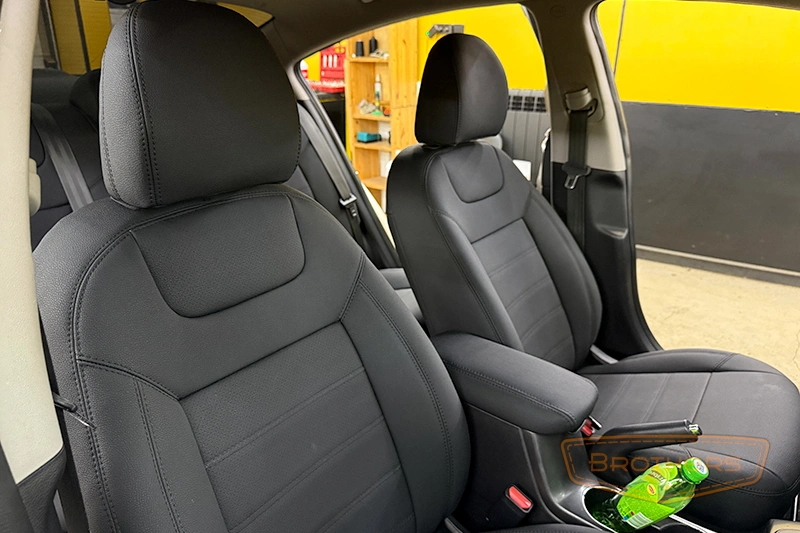 Чехлы на Kia Cerato 3 серии "Aurora" - черная строчка