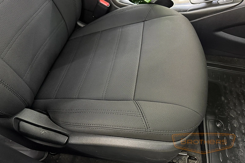 Чехлы на Kia Cerato 3 серии "Aurora" - черная строчка