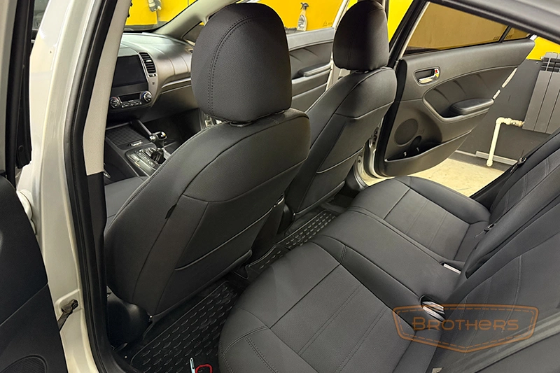 Чехлы на Kia Cerato 3 серии "Aurora" - черная строчка