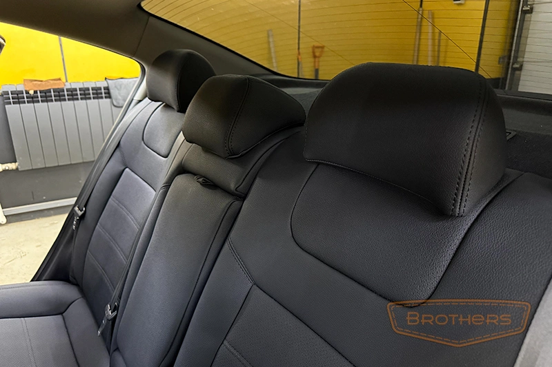 Чехлы на Kia Cerato 3 серии "Aurora" - черная строчка