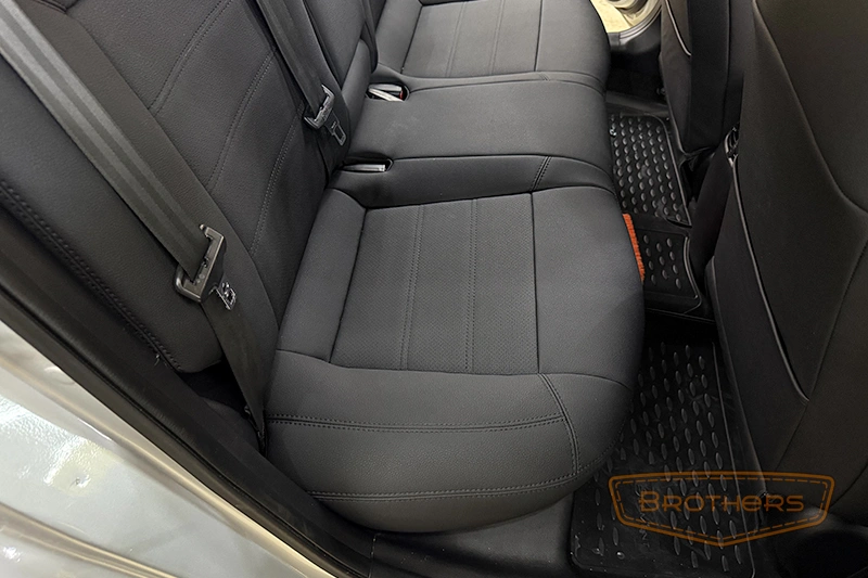 Чехлы на Kia Cerato 3 серии "Aurora" - черная строчка