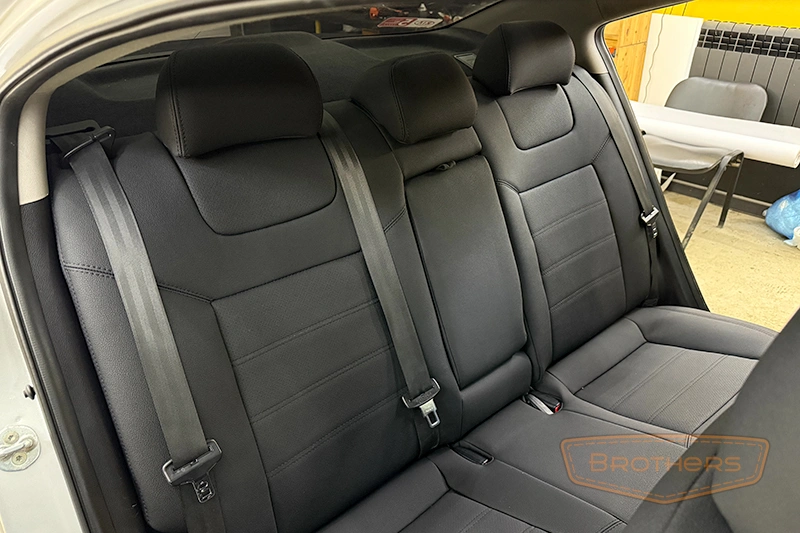 Чехлы на Kia Cerato 3 серии "Aurora" - черная строчка