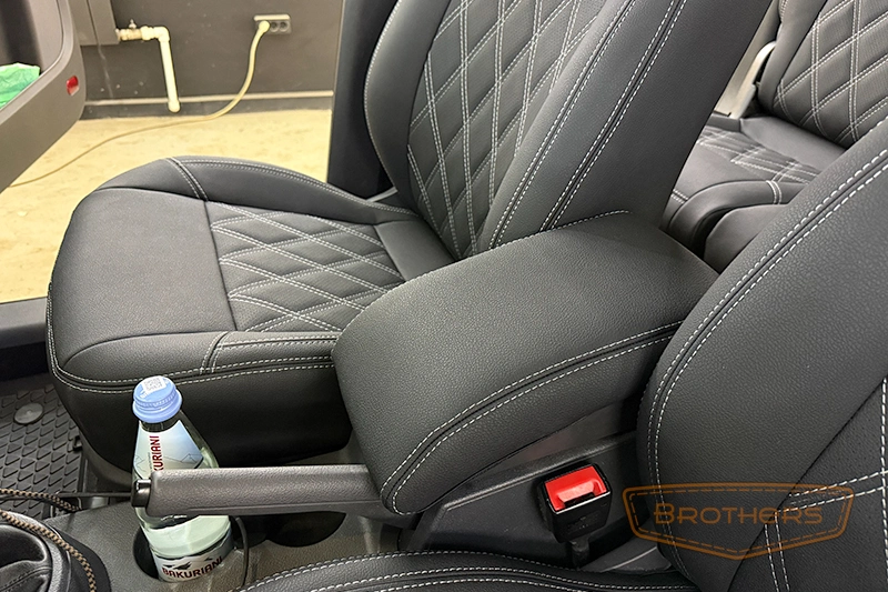 Чехлы для Volkswagen Caddy 3 (2004 - 2010) серии "Aurora" - серая строчка, ромбы Чехлы для Volkswagen Caddy 3 (2004 - 2010) серии "Aurora" - серая строчка, ромбы