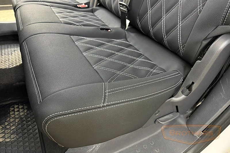 Чехлы для Volkswagen Caddy 3 (2004 - 2010) серии "Aurora" - серая строчка, ромбы Чехлы для Volkswagen Caddy 3 (2004 - 2010) серии "Aurora" - серая строчка, ромбы