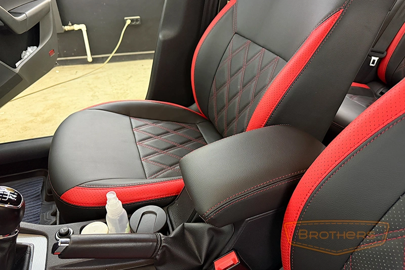 Чехлы на Skoda Octavia A7, серии "Premium" - красная строчка, красные вставки, ромбы Чехлы на Skoda Octavia A7, серии "Premium" - красная строчка, красные вставки, ромбы