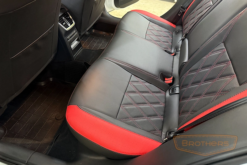 Чехлы на Skoda Octavia A7, серии "Premium" - красная строчка, красные вставки, ромбы Чехлы на Skoda Octavia A7, серии "Premium" - красная строчка, красные вставки, ромбы