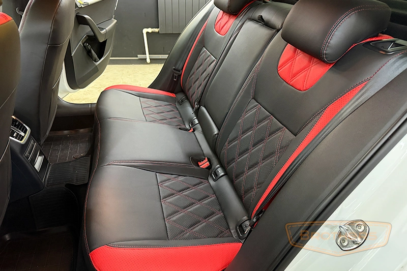 Чехлы на Skoda Octavia A7, серии "Premium" - красная строчка, красные вставки, ромбы Чехлы на Skoda Octavia A7, серии "Premium" - красная строчка, красные вставки, ромбы