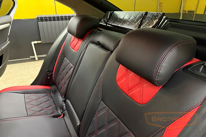 Чехлы на Skoda Octavia A7, серии "Premium" - красная строчка, красные вставки, ромбы Чехлы на Skoda Octavia A7, серии "Premium" - красная строчка, красные вставки, ромбы