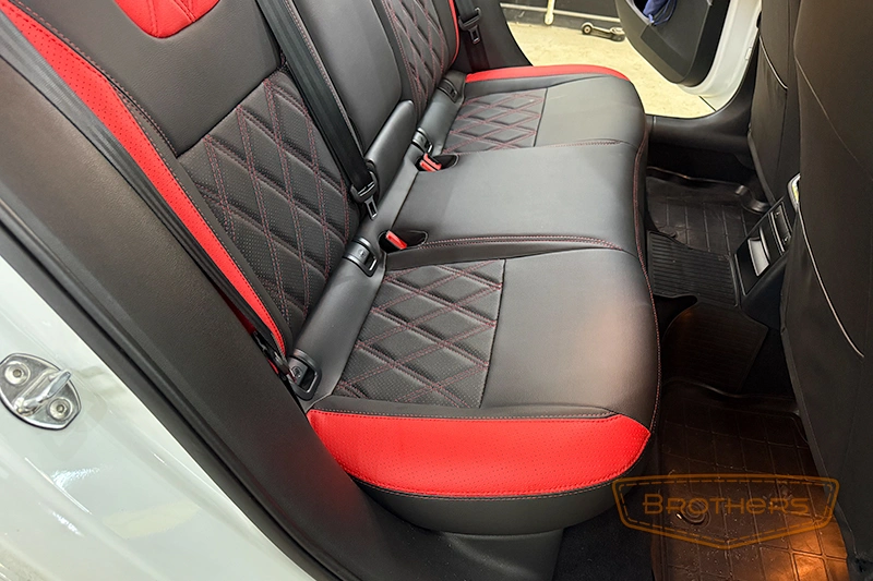 Чехлы на Skoda Octavia A7, серии "Premium" - красная строчка, красные вставки, ромбы Чехлы на Skoda Octavia A7, серии "Premium" - красная строчка, красные вставки, ромбы