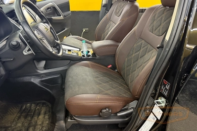 Чехлы на Mitsubishi Pajero Sport 3, серии "Aurora" (шоколад) -  оранжевая строчка, продление алькантары передних сидений, ромбы