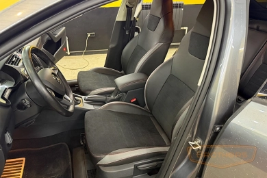 Чехлы на Skoda Octavia A7 (hockey edition), серии "Alcantara Full" - красная строчка, серые вставки