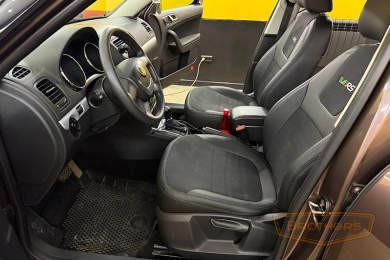 Чехлы на Skoda Yeti, серии "Alcantara FULL" - черная строчка, логотипы