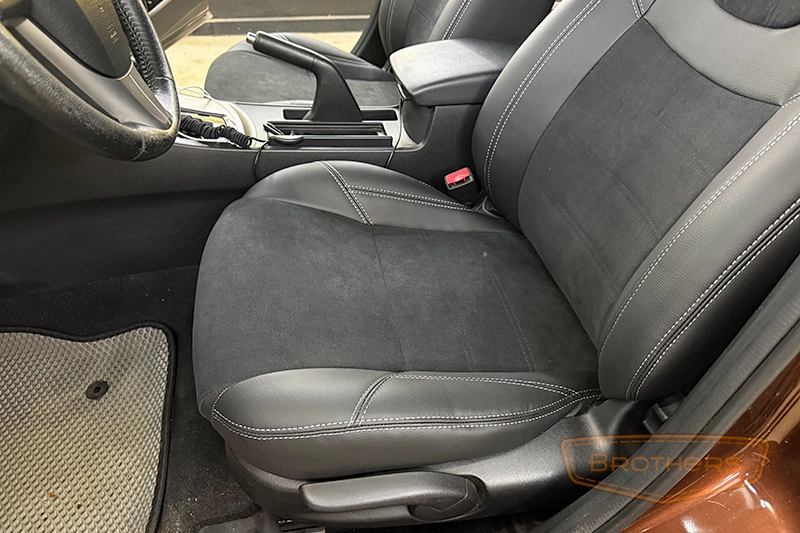 Чехлы на Mazda 3 (BL) хэтчбек серии "Alcantara" - продление переднего ряда, серая строчка Чехлы на Mazda 3 (BL) хэтчбек серии "Alcantara" - продление переднего ряда, серая строчка