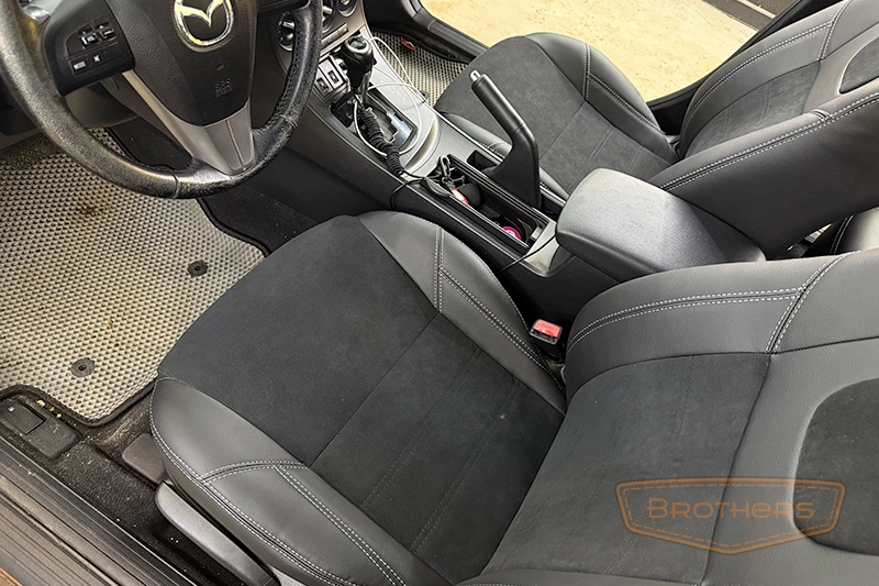 Чехлы на Mazda 3 (BL) хэтчбек серии "Alcantara" - продление переднего ряда, серая строчка Чехлы на Mazda 3 (BL) хэтчбек серии "Alcantara" - продление переднего ряда, серая строчка