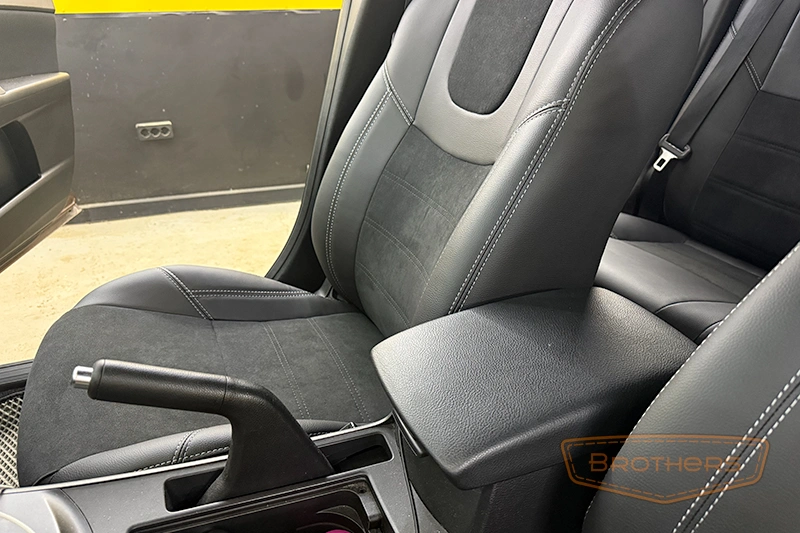 Чехлы на Mazda 3 (BL) хэтчбек серии "Alcantara" - продление переднего ряда, серая строчка Чехлы на Mazda 3 (BL) хэтчбек серии "Alcantara" - продление переднего ряда, серая строчка